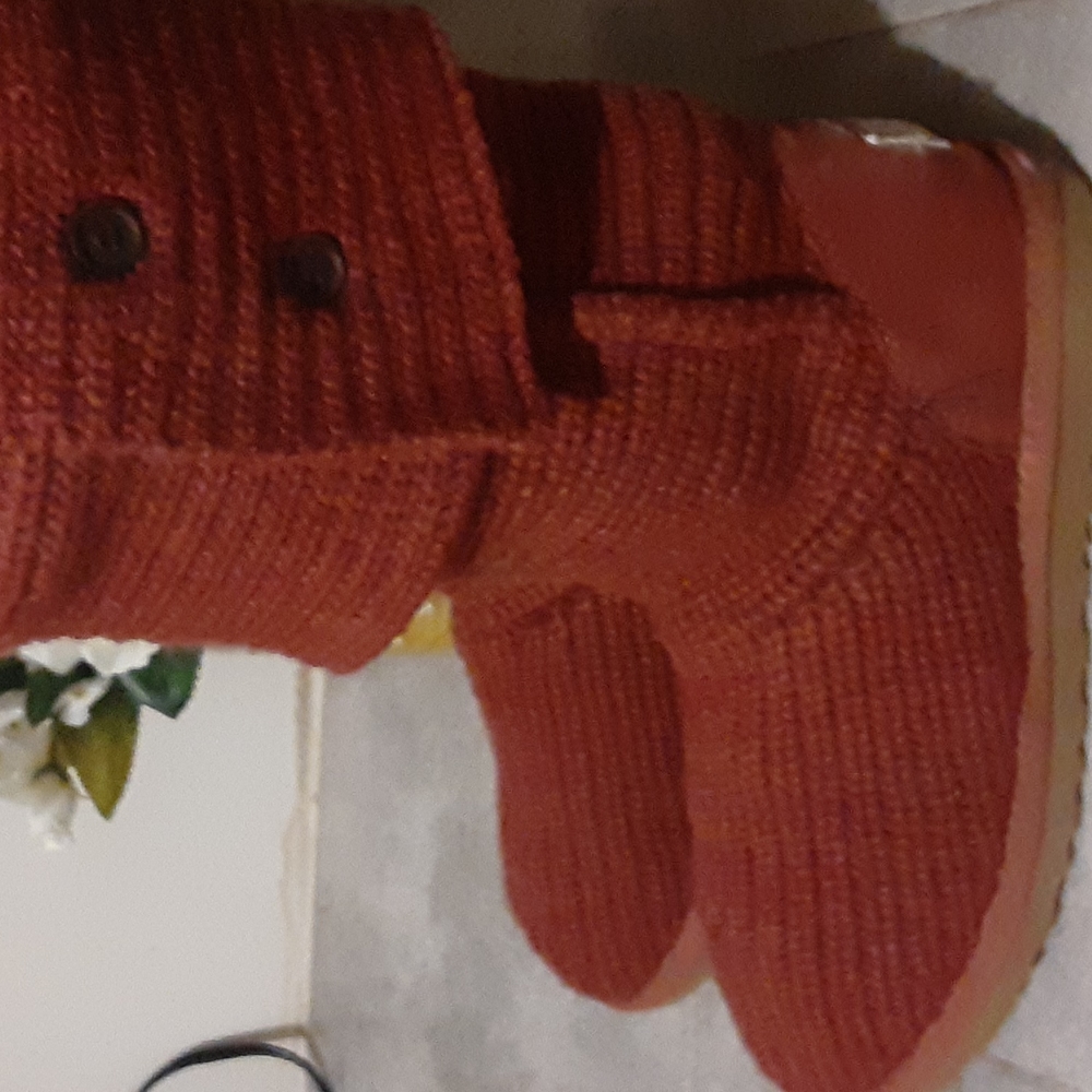 UGG size 9 - Picture 2 of 5